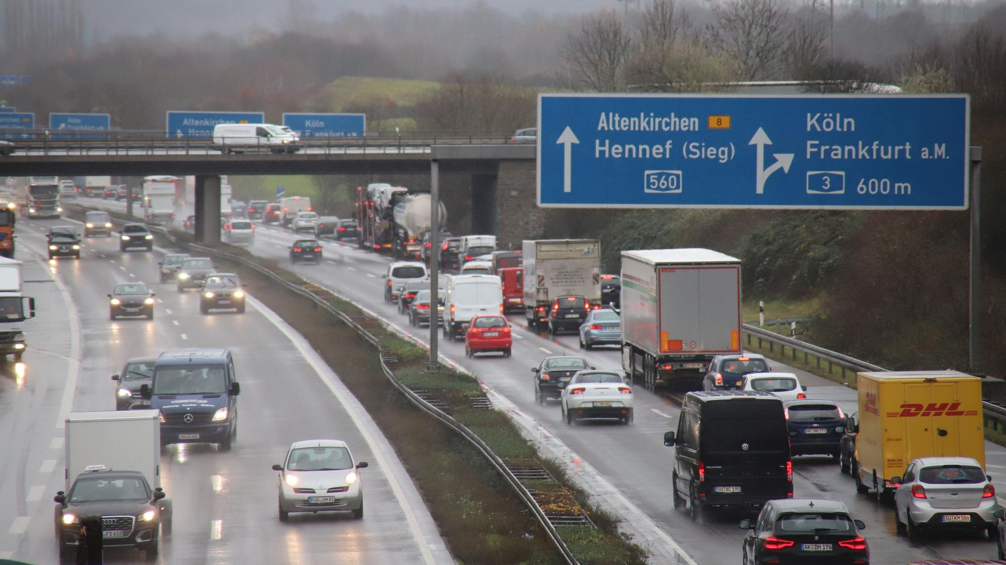 Aufgrund der Sperrung der Autobahn 3 vor dem Siebengebirge staut sich die Straße mit Autos und LKW.