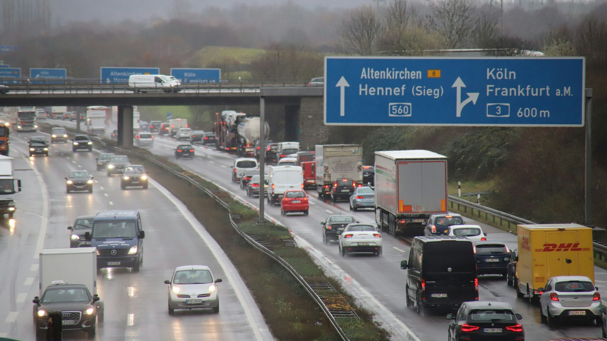 Aufgrund der Sperrung der Autobahn 3 vor dem Siebengebirge staut sich die Straße mit Autos und LKW.