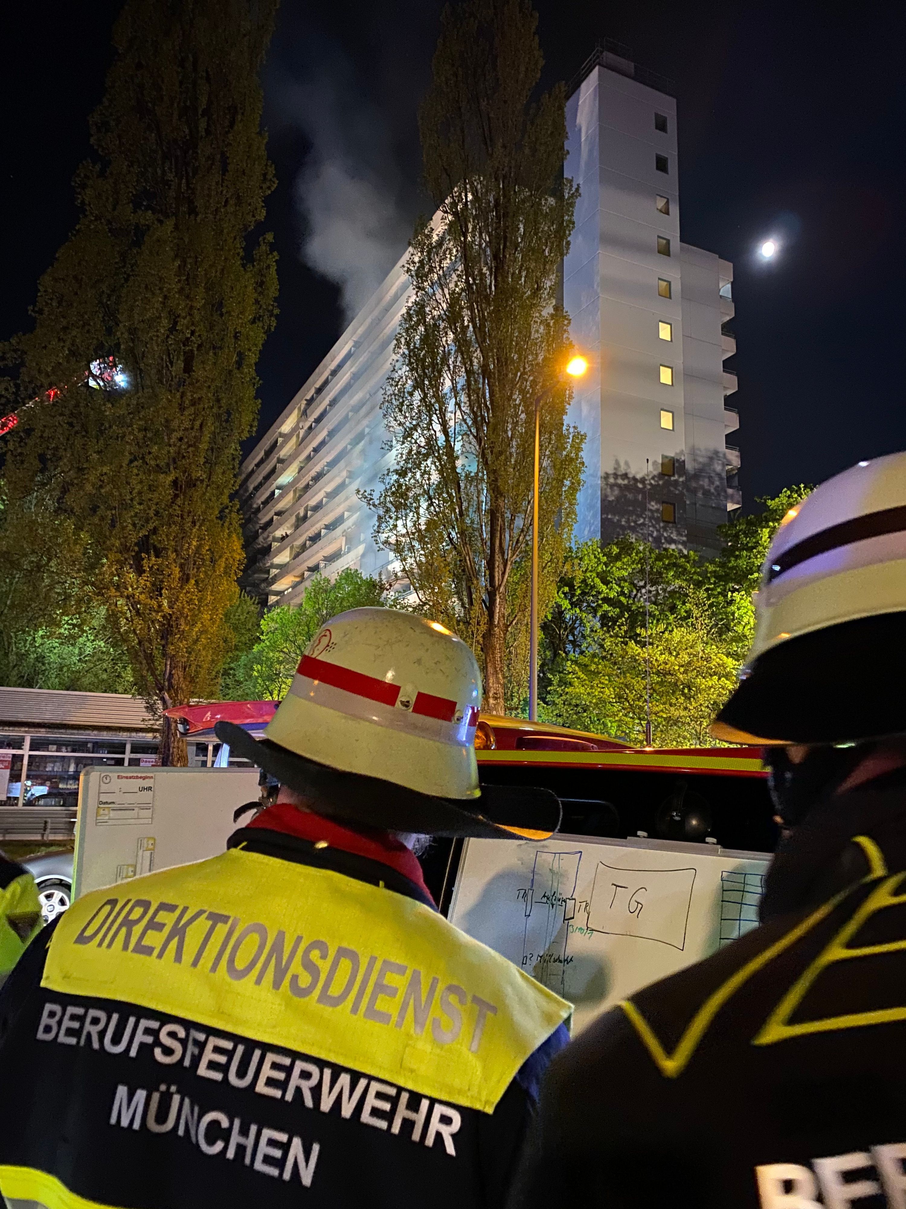 Die von der Feuerwehr München zur Verfügung gestellte Aufnahme zeigt Einsatzkräfte der Feuerwehr beim Löschen eines Brandes.