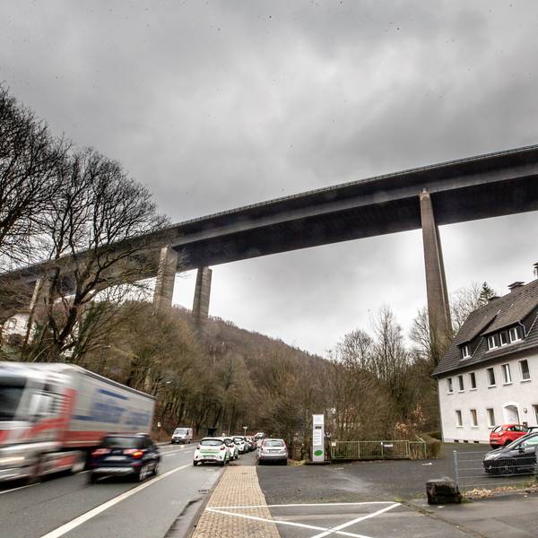 Blick auf die marode A45-Brücke Rahmede von unten.