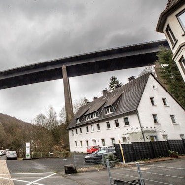 Blick auf die marode A45-Brücke Rahmede von unten.