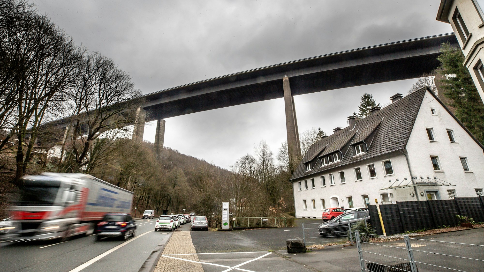 Blick auf die marode A45-Brücke Rahmede von unten.