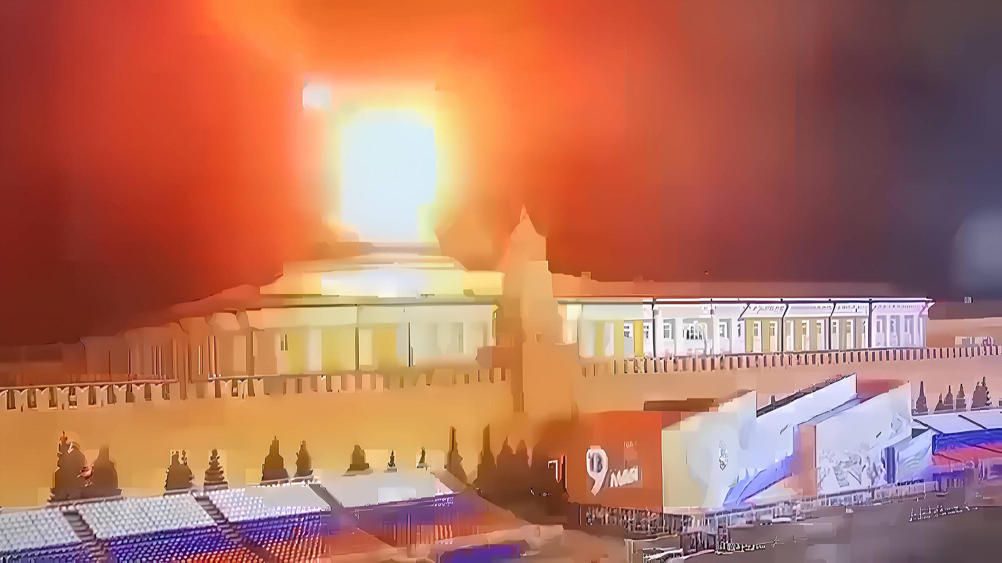 Dieses Bild einer Überwachungskamera in Moskau soll angeblich einen ukrainischen Drohnenangriff auf den Kreml zeigen. Kiew weist die Anschuldigungen aus Moskau vehement zurück.