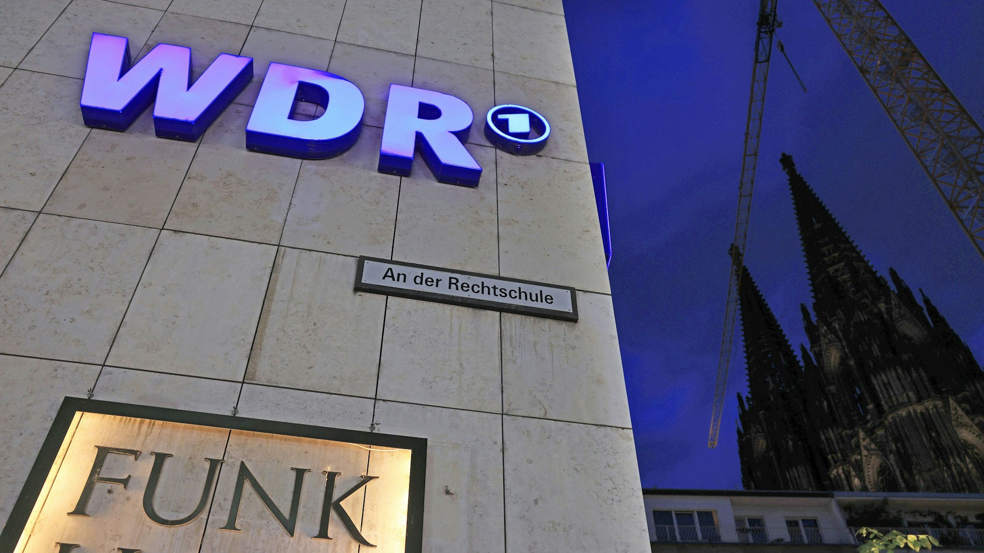 Ein Logo des WDR (Westdeutscher Rundfunk) hängt am Funkhaus Wallrafplatz. (Symbolbild)