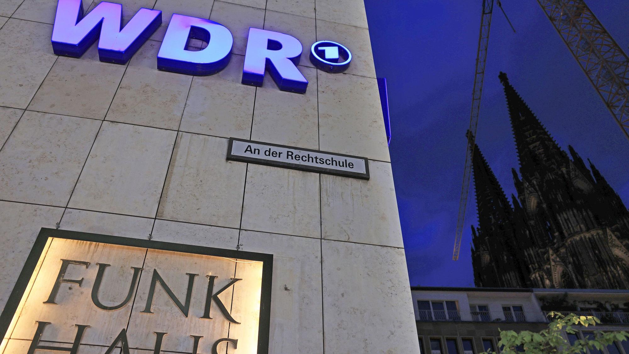 Ein Logo des WDR (Westdeutscher Rundfunk) hängt am Funkhaus Wallrafplatz.