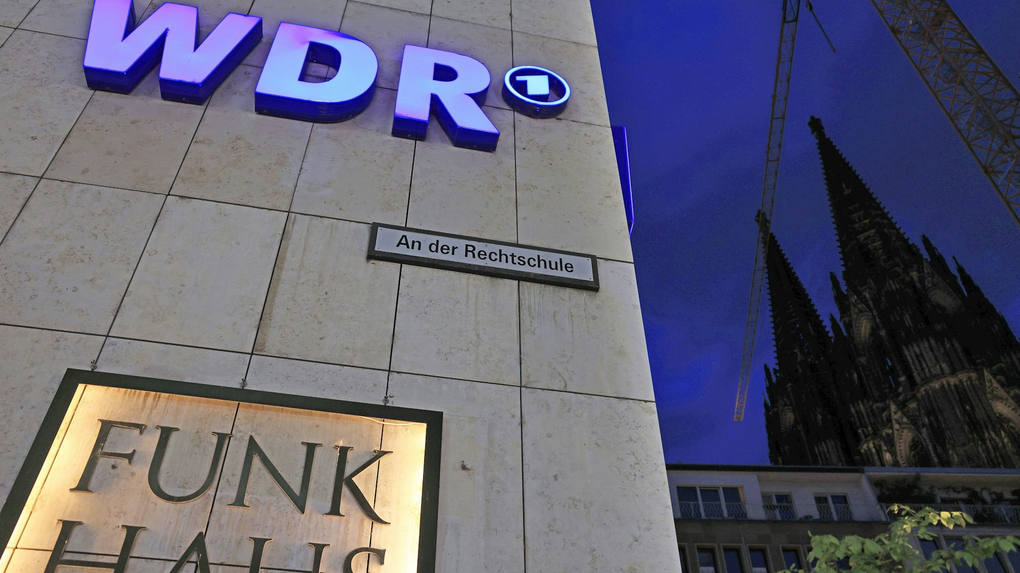 Ein Logo des WDR (Westdeutscher Rundfunk) hängt am Funkhaus Wallrafplatz.