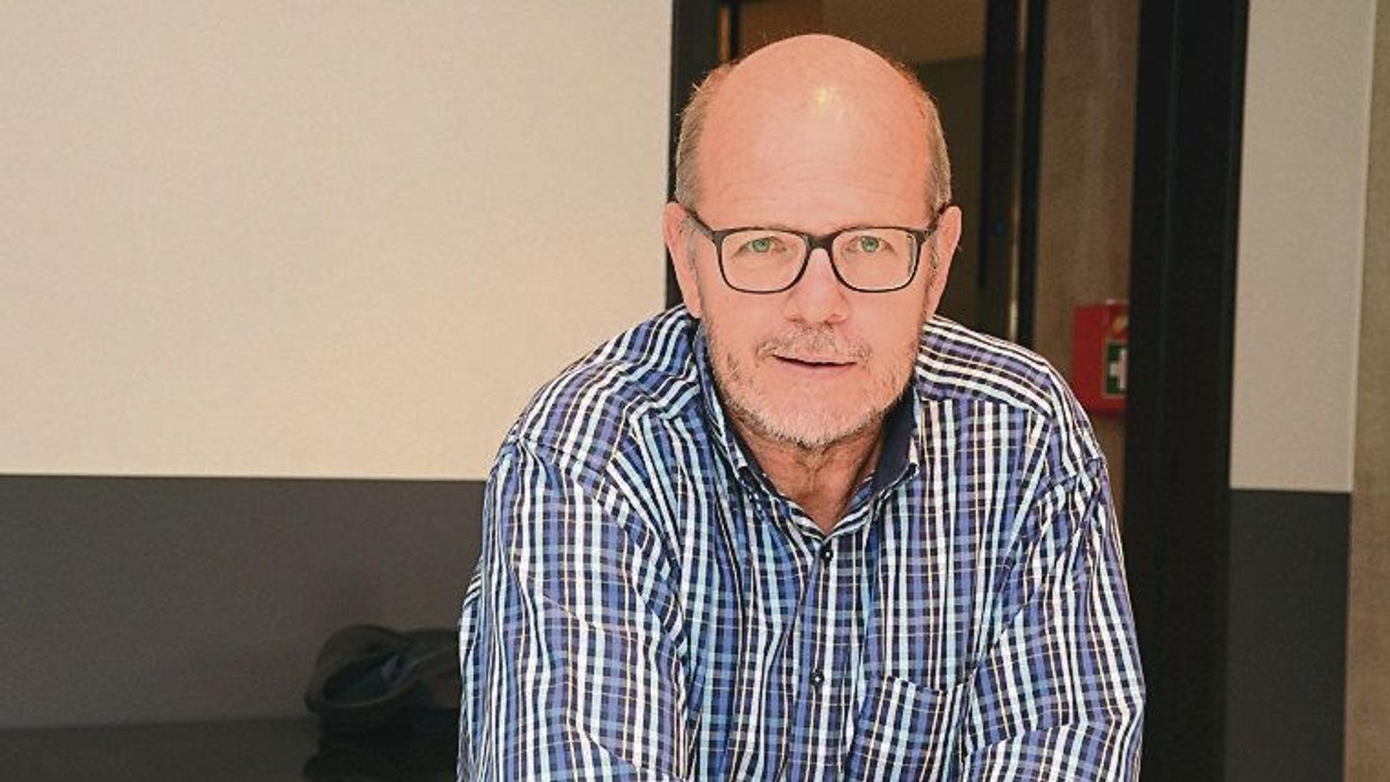 Horst Wende sitzt auf einem Stuhl.