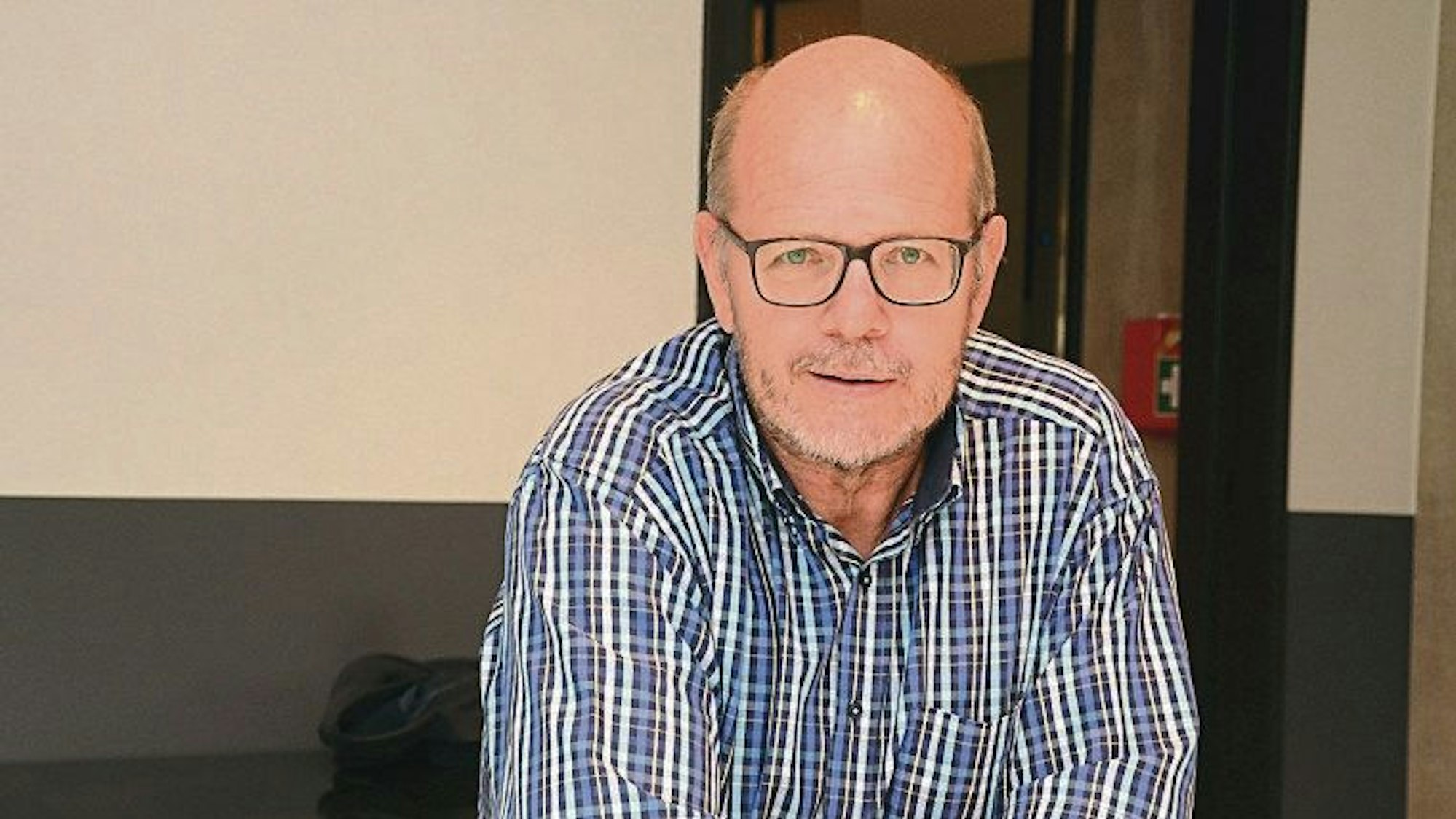 Horst Wende sitzt auf einem Stuhl.