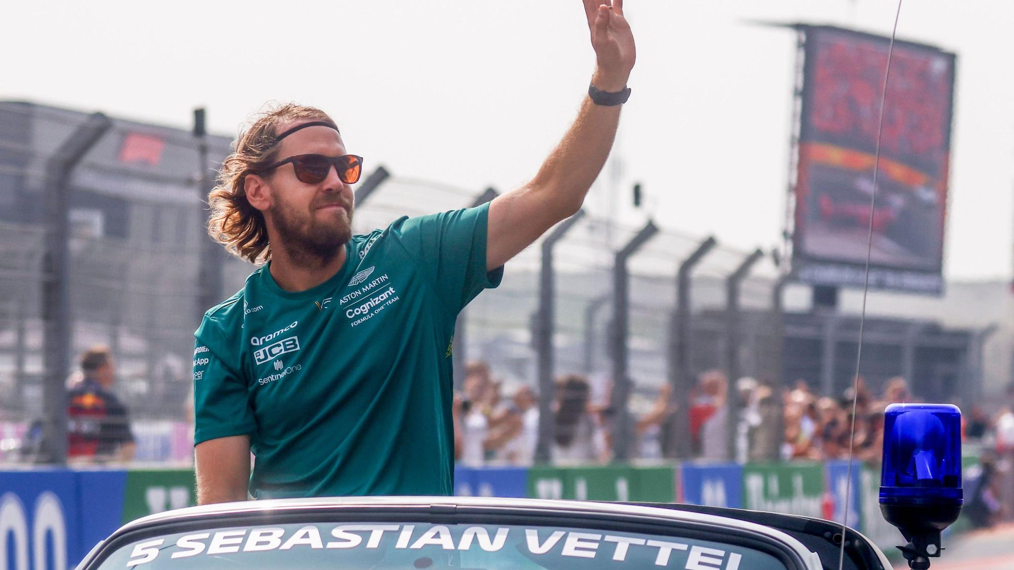 Sebastian Vettel winkt den Fans