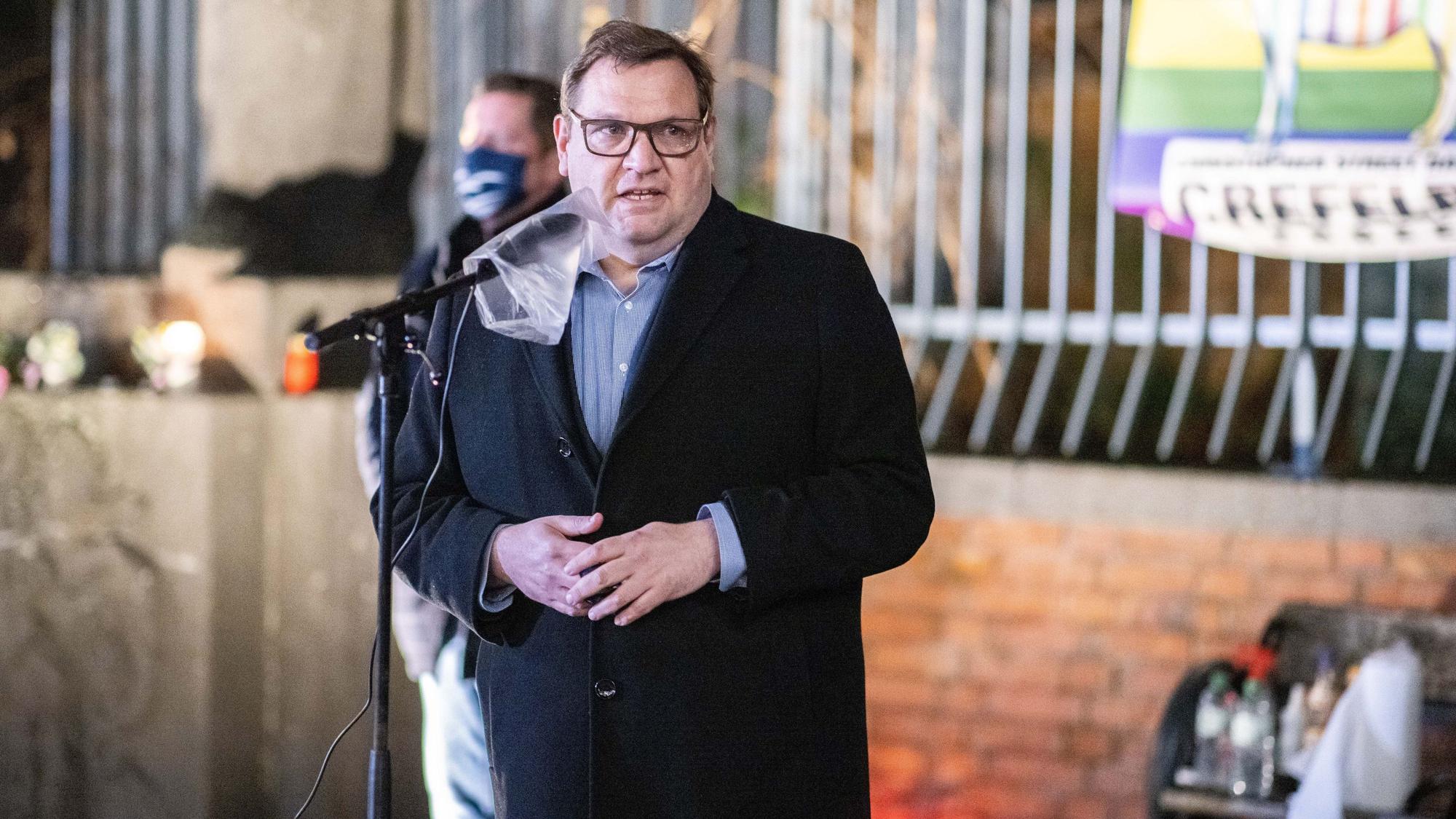 Frank Meyer, Oberbürgermeister der Stadt Krefeld, spricht bei einer Gedenkveranstaltung für das Krefelder Todesopfer des Messerangriffs von Dresden. Am 4. Oktober sind zwei Touristen aus Nordrhein-Westfalen in der Dresdner Altstadt mit einem Messer angegriffen worden. Ein syrischen Tatverdächtiger sitzt in Untersuchungshaft. Der junge Mann hat nach Angaben der Bundesanwaltschaft aus einer radikal-islamistischen Gesinnung heraus gehandelt. +++ dpa-Bildfunk +++