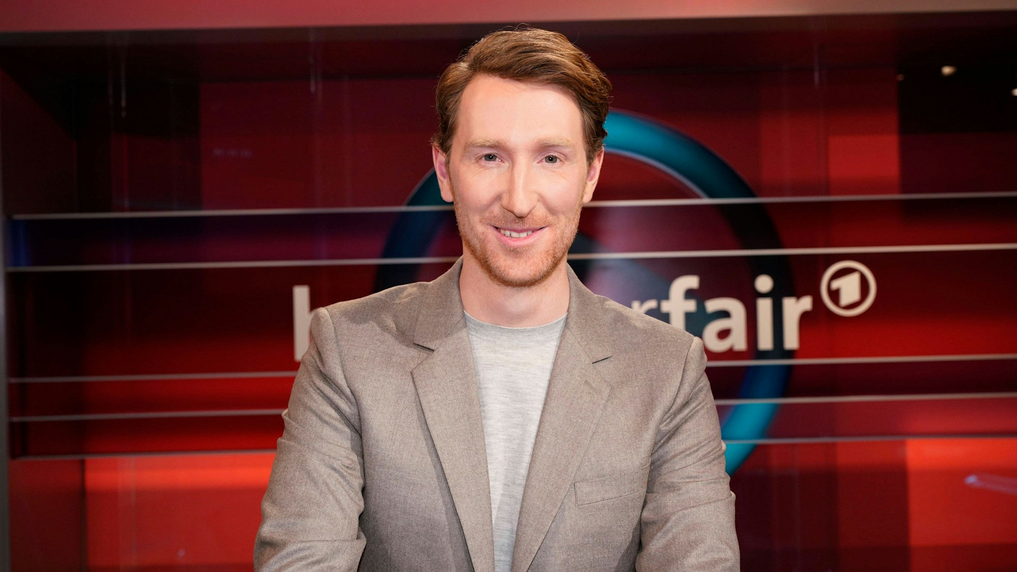 Louis Klamroth in der ARD-Kulisse.