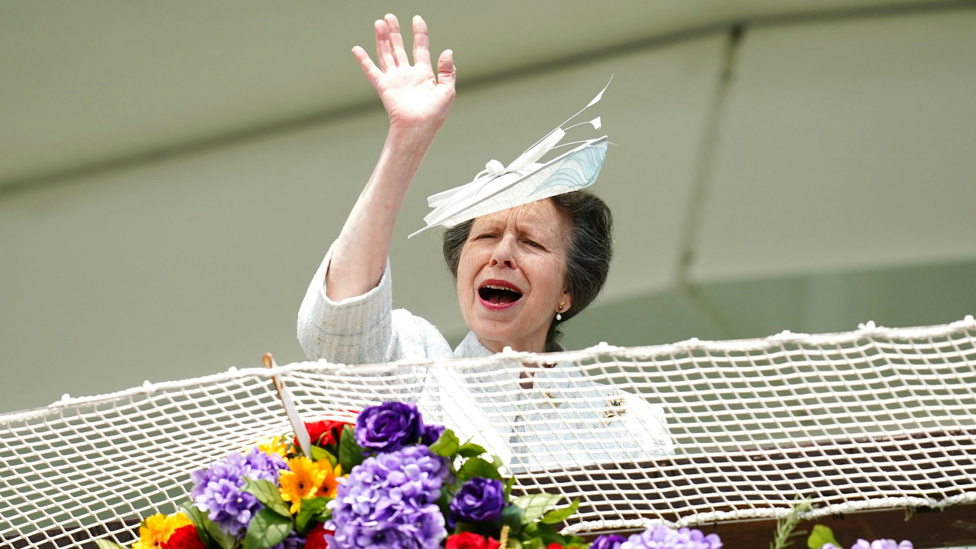 Anne, Princess Royal, winkt von einem Balkon am Derbytag während des Cazoo Derby Festival 2022 auf der Rennbahn von Epsom, am dritten Tag der Feierlichkeiten zum Platinjubiläum der Queen.