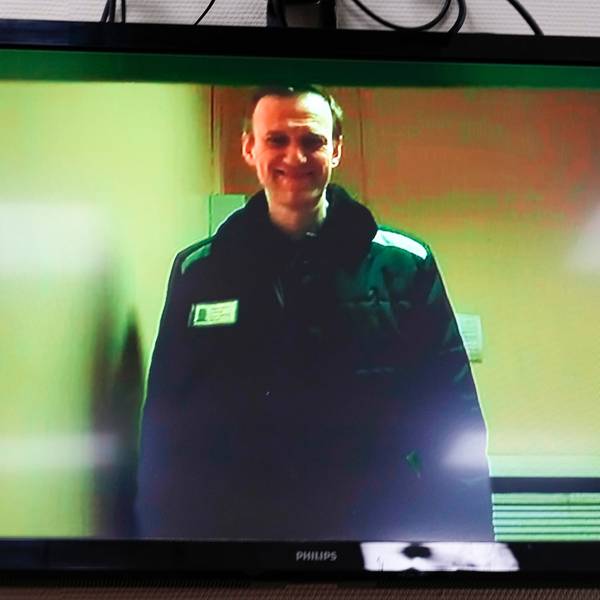 Alexej Nawalny, Kremlkritiker aus Russland, ist per Videolink bei einer Anhörung auf einem Monitor im Moskauer Bezirksgericht Babushkinsky zu sehen. Er lächelt.