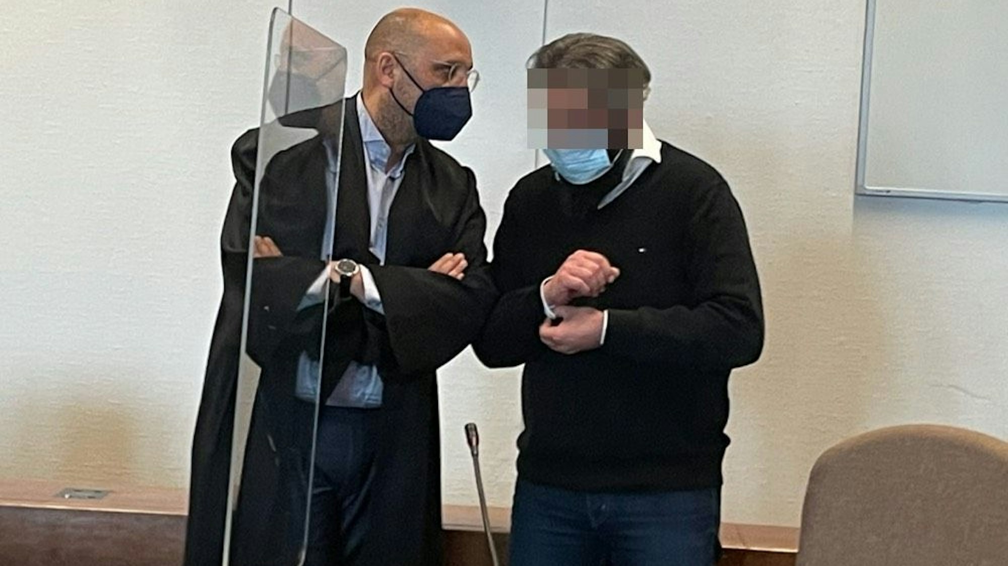 Der Angeklagte (r.) mit seinem Verteidiger Abdou Gabbar beim Prozess vor dem Kölner Landgericht.