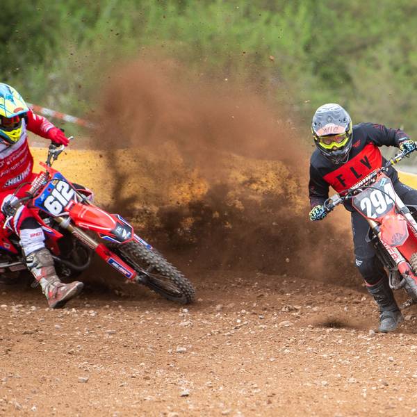 Zwei Motocross-Fahrer auf der Rennstrecke.