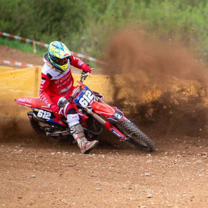 Zwei Motocross-Fahrer auf der Rennstrecke.