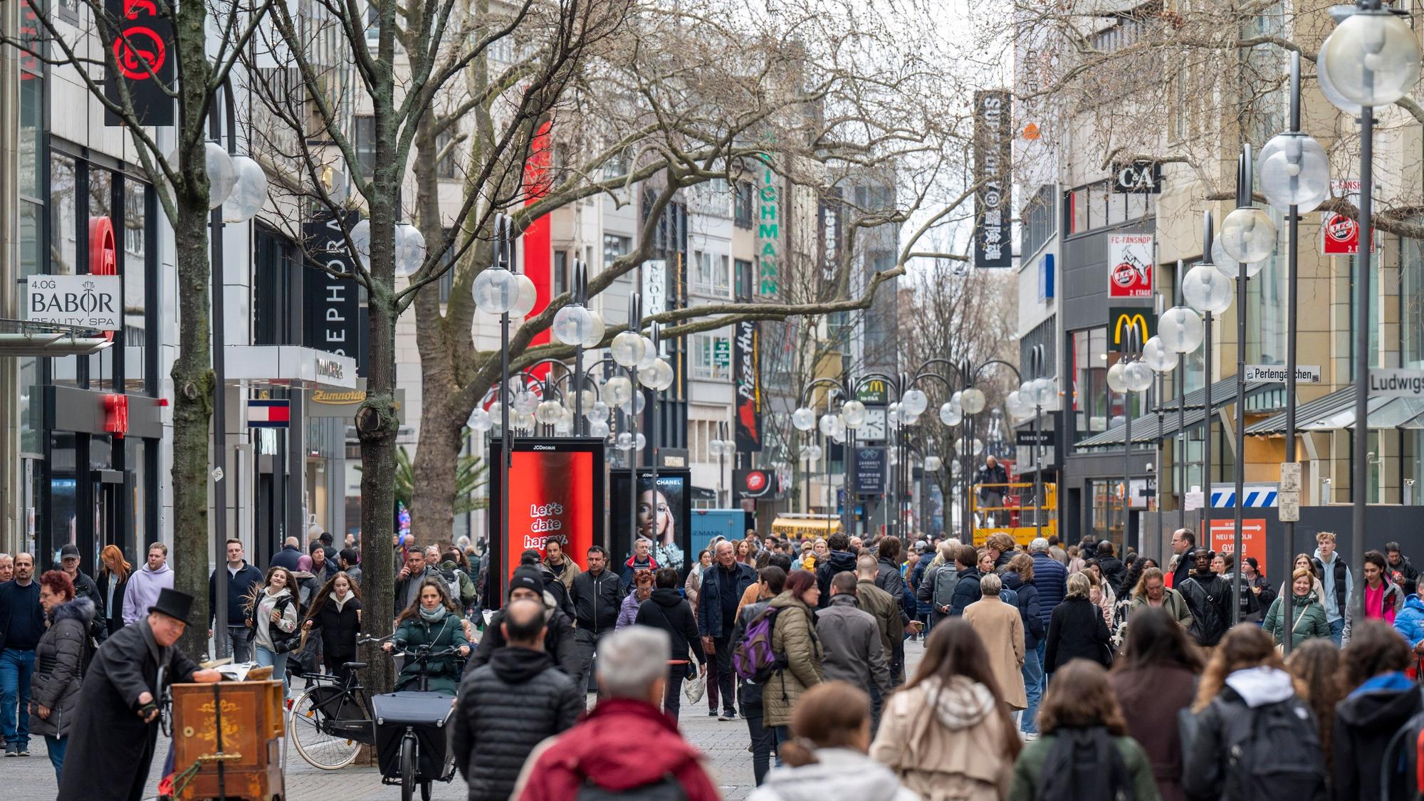 Die Schildergasse mit vielen Passanten