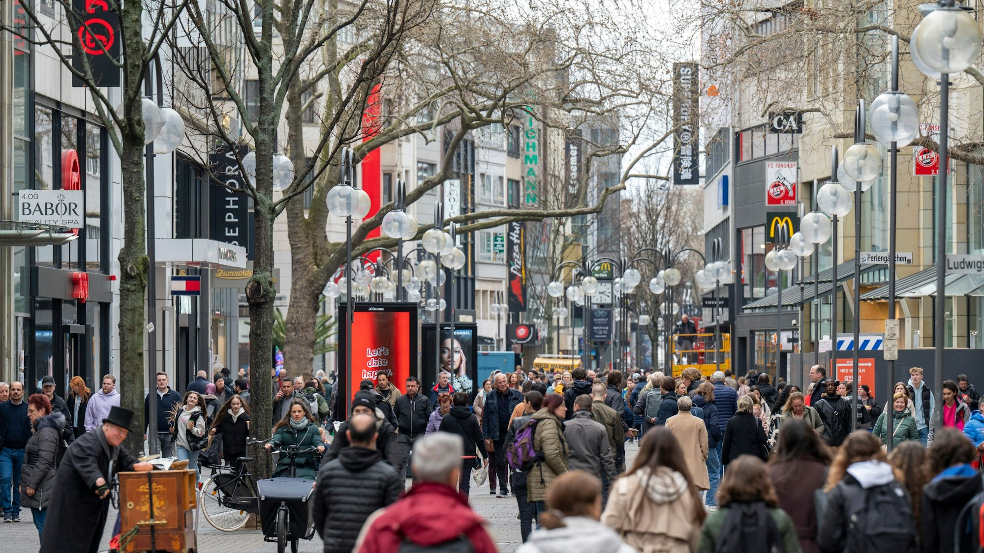 Die Schildergasse mit vielen Passanten