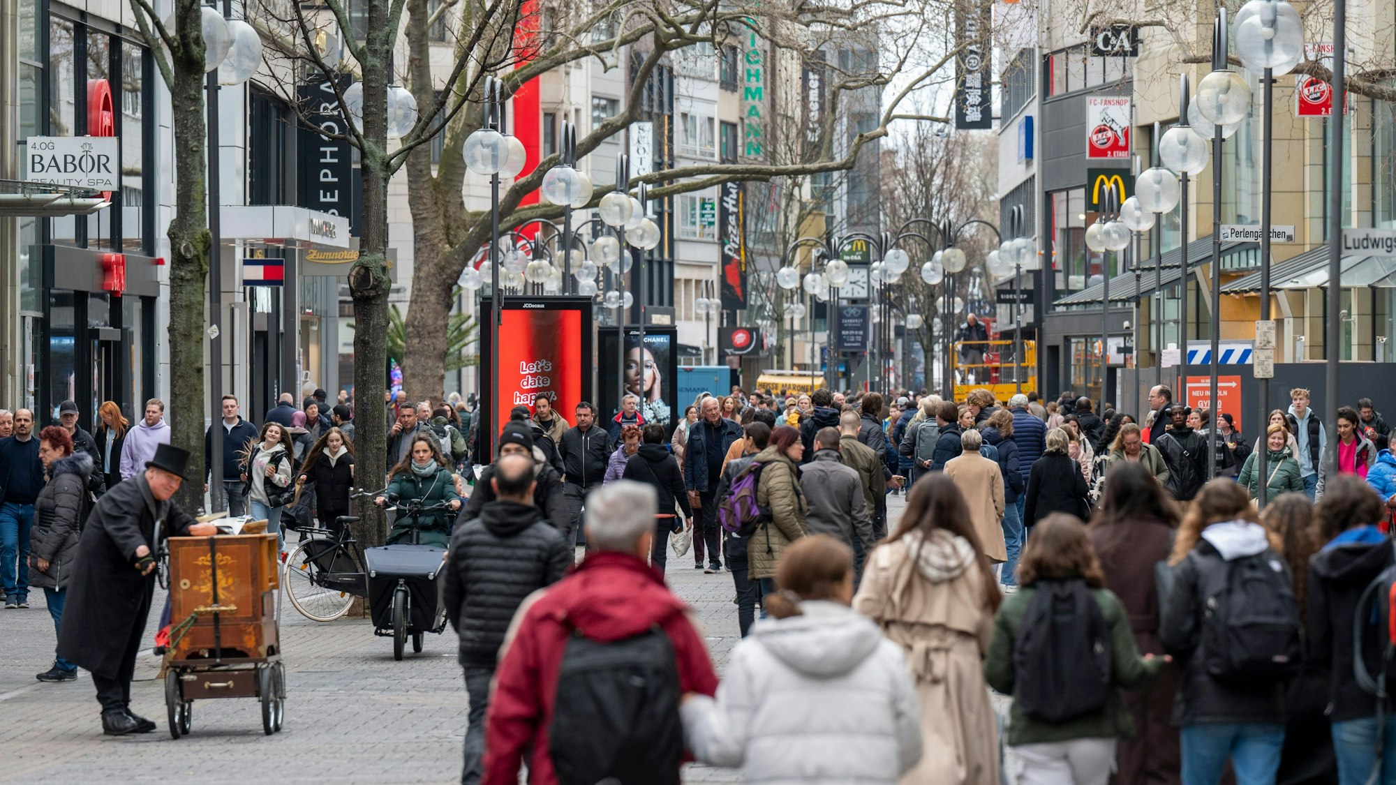 Menschen laufen über die Schildergasse in Köln.