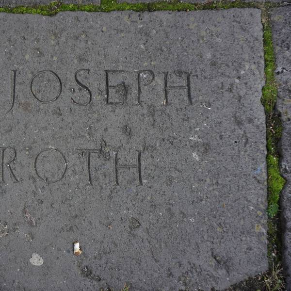 Der Name Joseph Roths auf dem Bodendenkmal an der Claudiusstraße in Köln, dem Ort, an dem die Bücherverbrennungen am 17. Mai 1933 stattfanden.