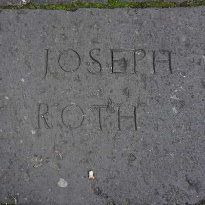 Der Name Joseph Roths auf dem Bodendenkmal an der Claudiusstraße in Köln, dem Ort, an dem die Bücherverbrennungen am 17. Mai 1933 stattfanden.