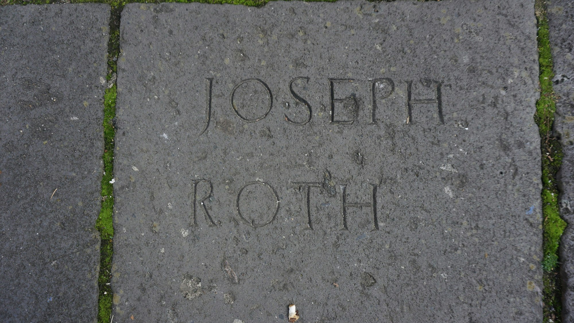 Der Name Joseph Roths auf dem Bodendenkmal an der Claudiusstraße in Köln, dem Ort, an dem die Bücherverbrennungen am 17. Mai 1933 stattfanden.