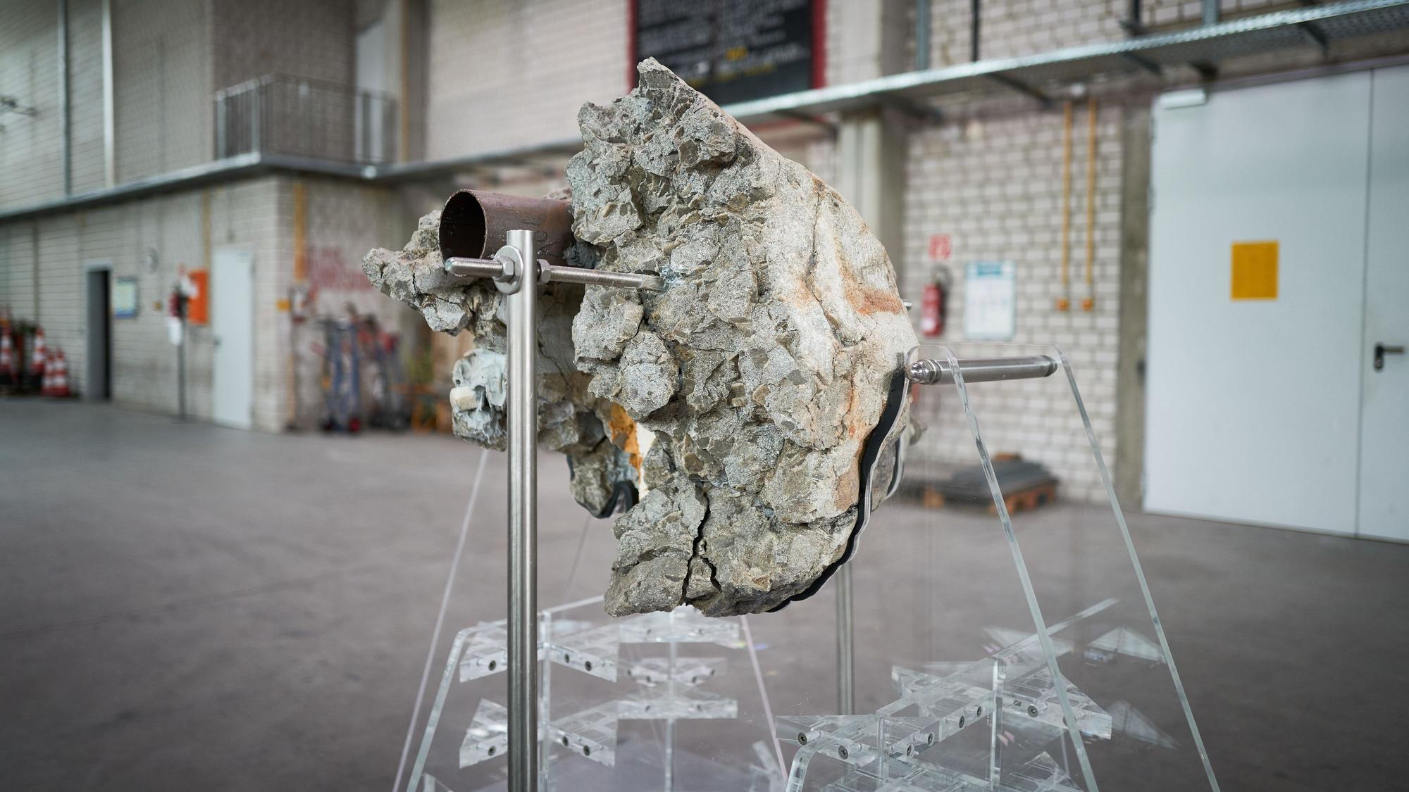 Das Bild zeigt den Trachytblock, der ursächlich für den Einsturz des Kölner Stadtarchivs war.