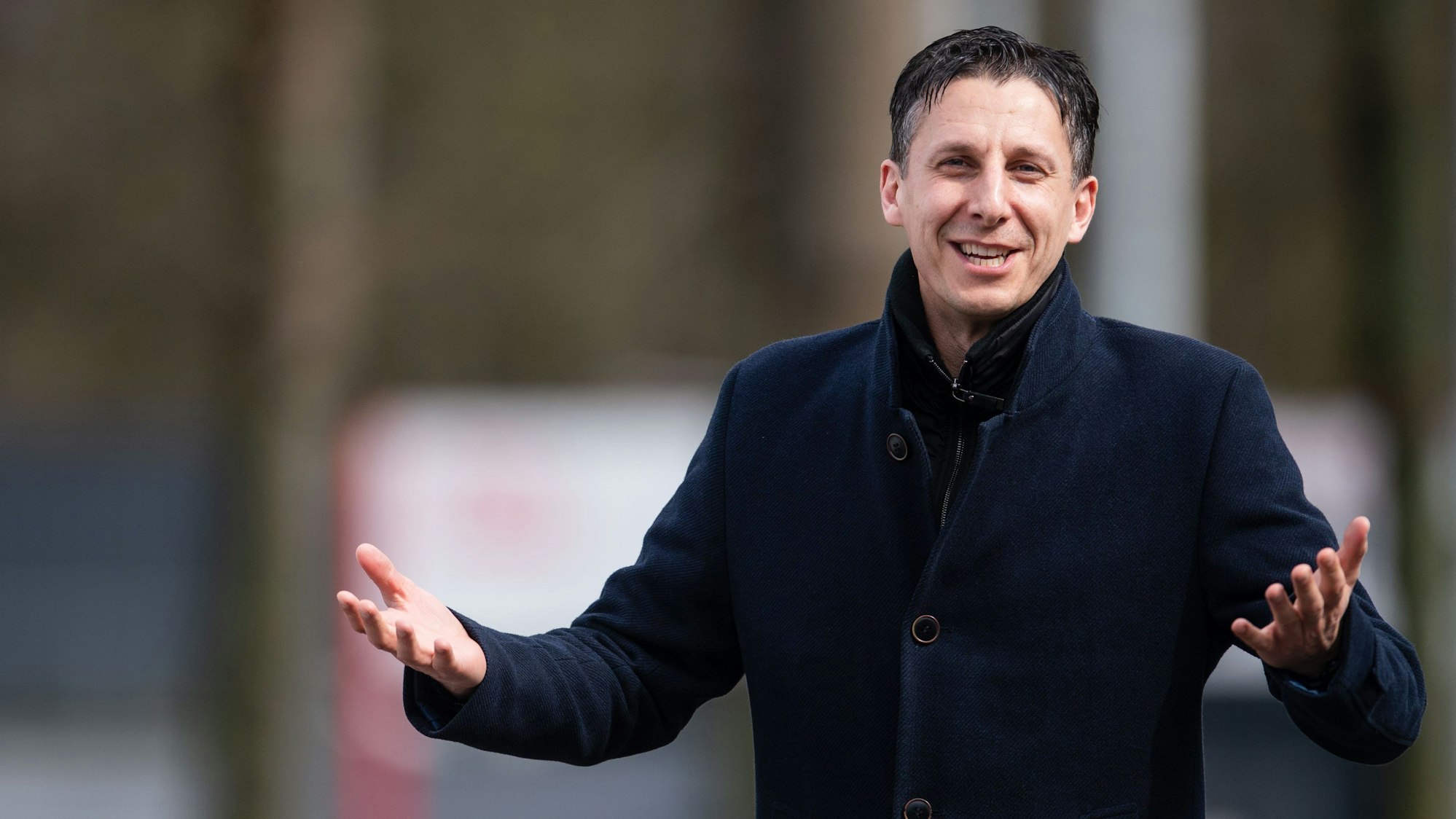 Christian Keller, Geschäftsführer des 1. FC Köln, gestikuliert am Geißbockheim.