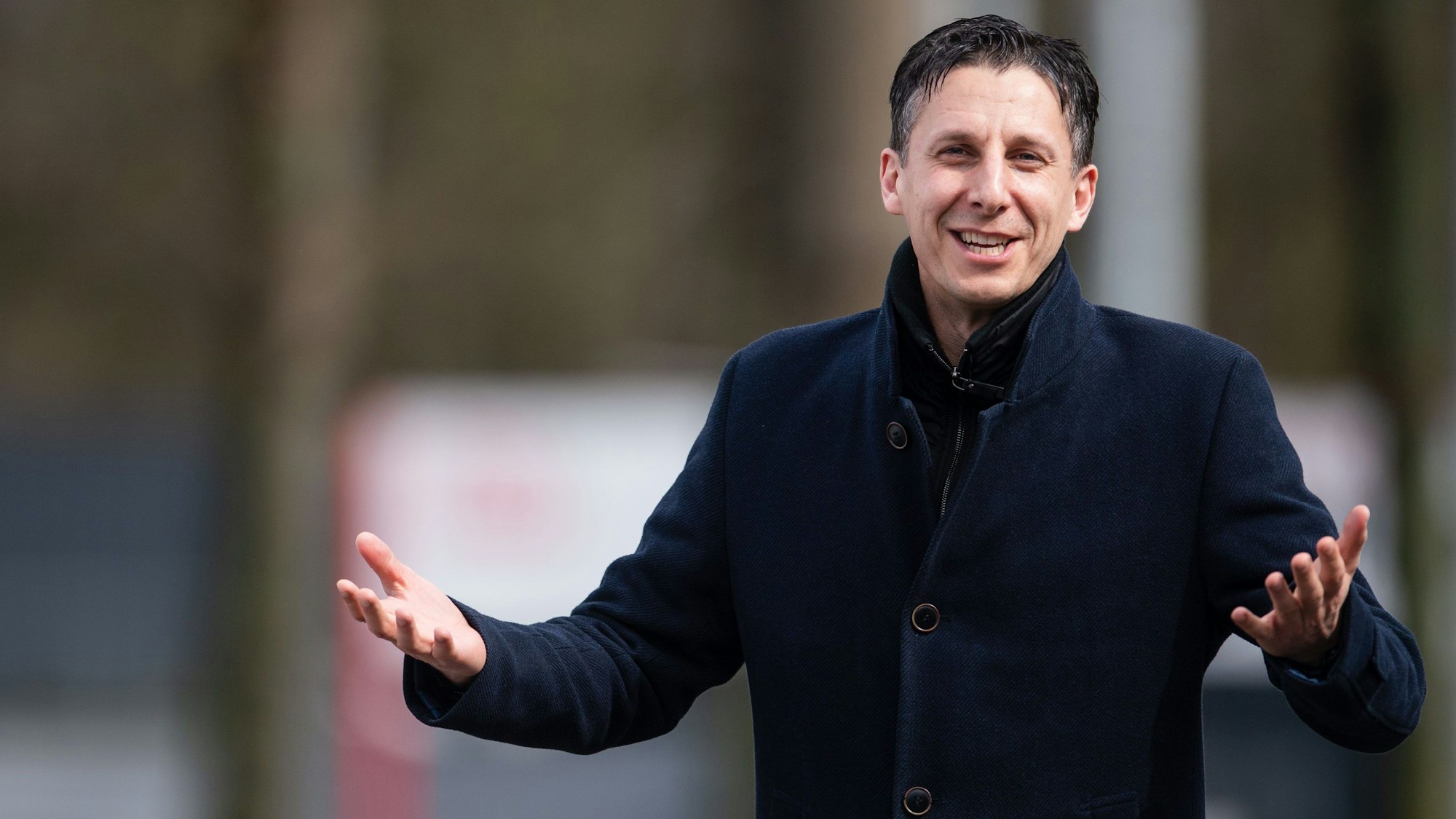 Christian Keller, Geschäftsführer des 1. FC Köln, steht am Geißbockheim.