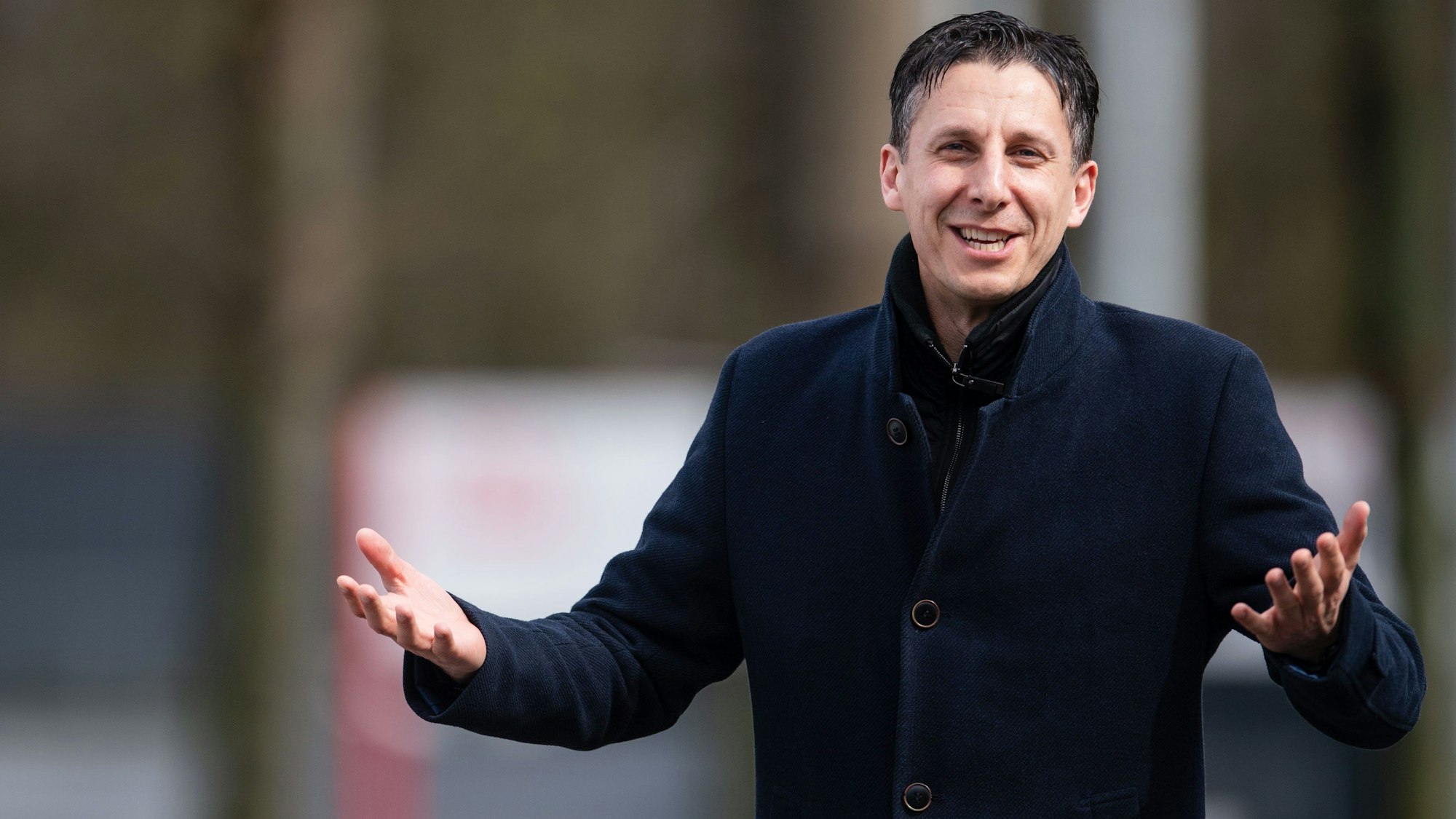 Christian Keller, Geschäftsführer des 1. FC Köln, geht zum Geißbockheim.