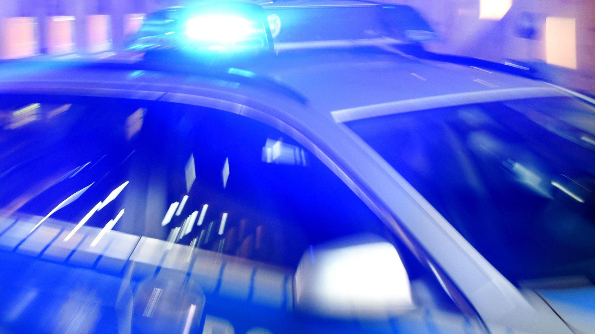 In Leverkusen-Steinbüchel ist ein 85-Jähriger in eine Bushaltestelle gefahren und kollidierte dann mit einer Hauswand (Symbolbild).