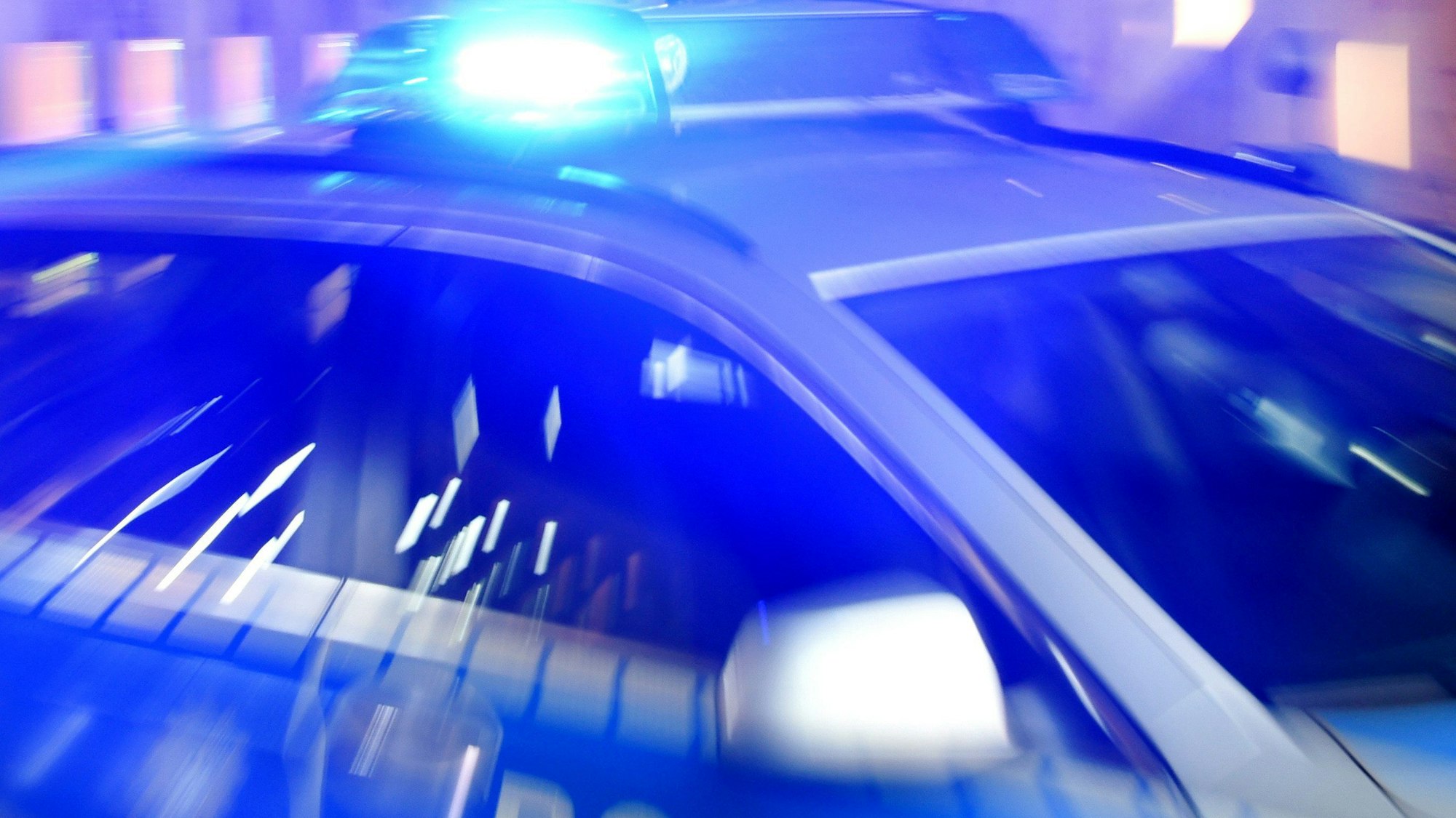 In Leverkusen-Steinbüchel ist ein 85-Jähriger in eine Bushaltestelle gefahren und kollidierte dann mit einer Hauswand (Symbolbild).