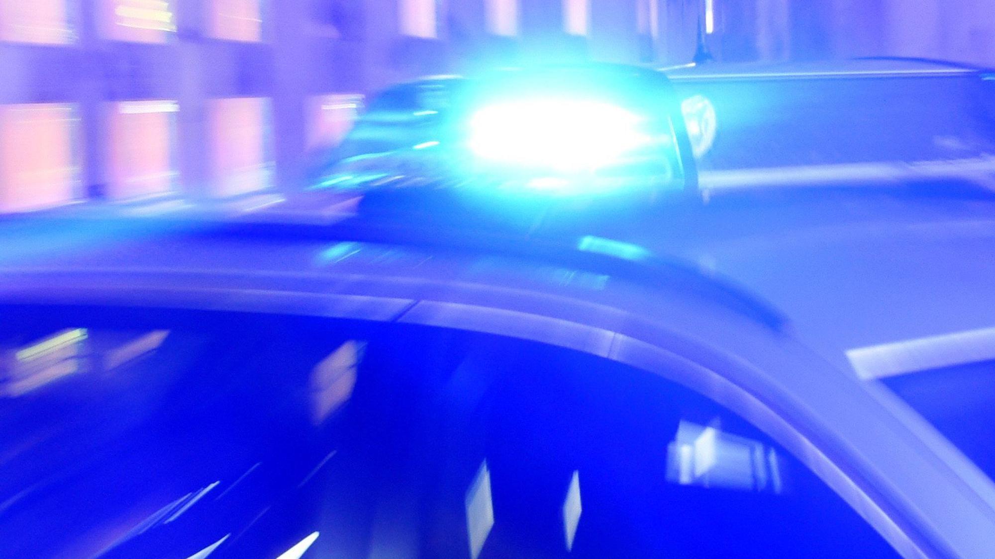 Das Bild zeigt einen Wagen mit eingeschaltetem Blaulicht.