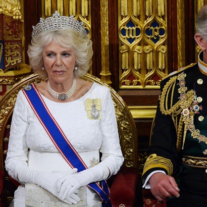 Der damalige Prinz Charles (rechts) und Camilla, Herzogin von Cornwall, hören der Rede der britischen Königin Elizabeth II. vor dem House of Lords während der Parlamentseröffnung am Mittwoch, 4. Juni 2014, im Westminster-Palast in London zu.