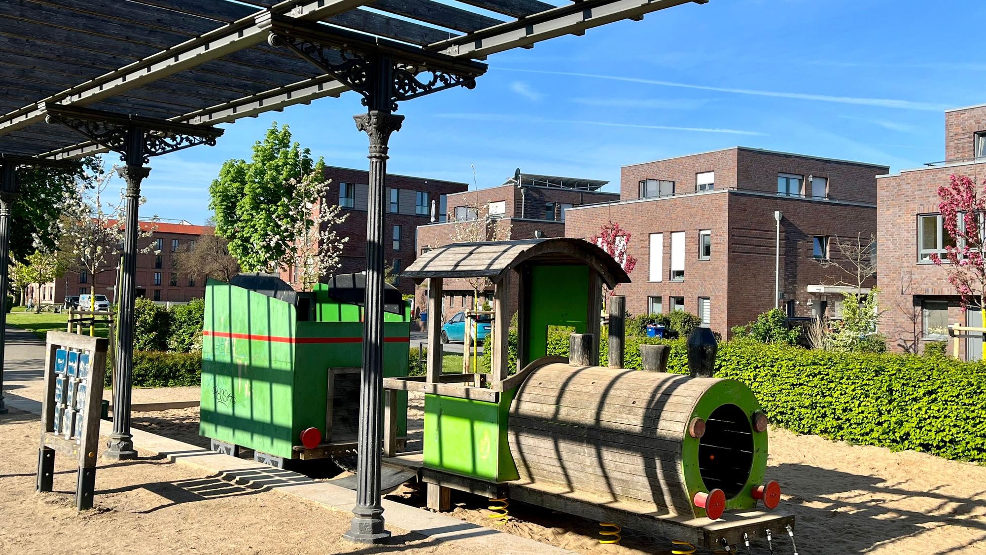 Blick auf Spielgeräte mit Bahnhof-Optik