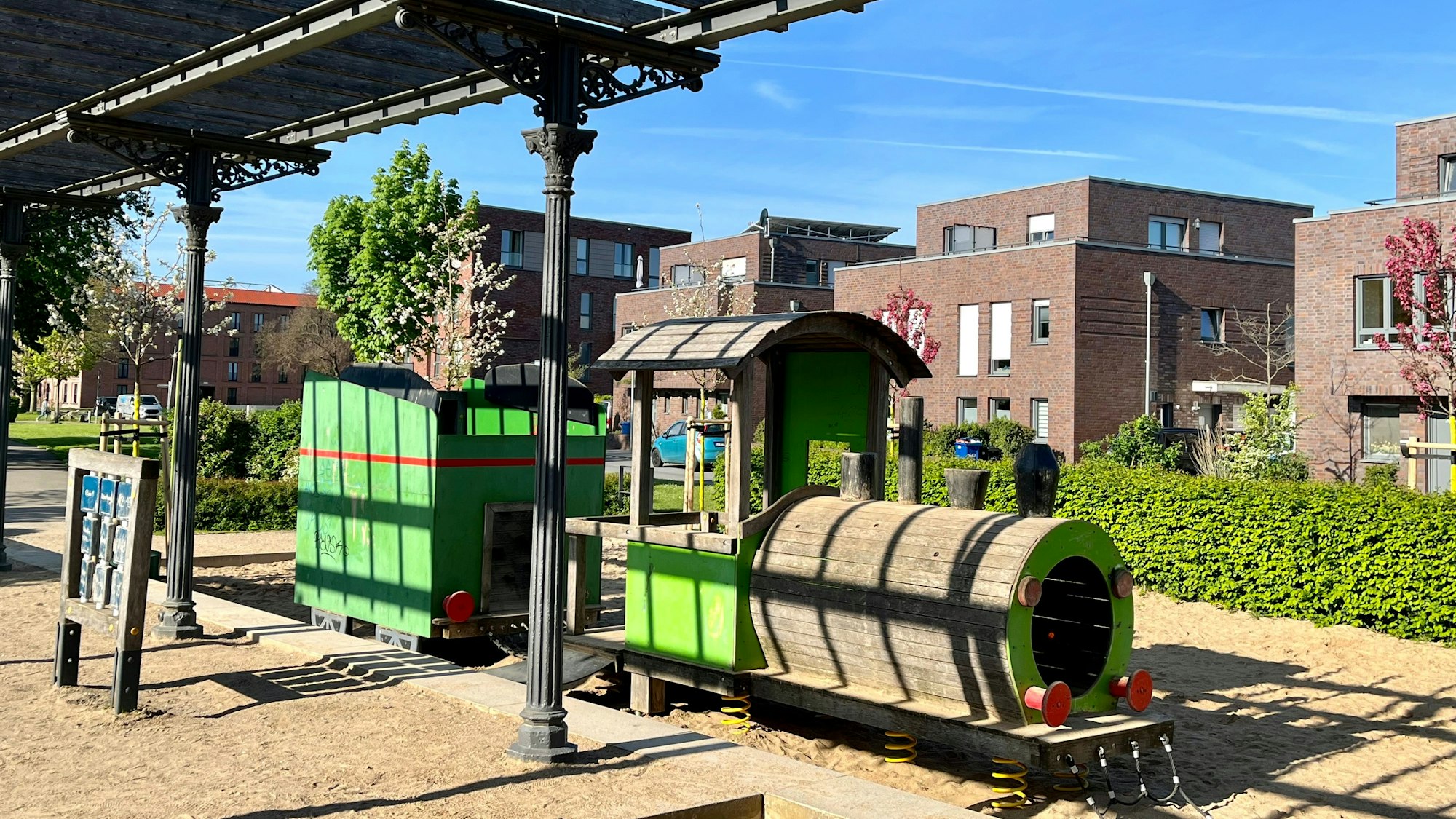 Der Bahn-Spielplatz in der Neuen Bahnstadt ist einer der schönsten Spielplätze Leverkusens – nicht zuletzt ob der historischen Dachträger des alten Bahnhofs, die der VVV beim Abriss desselben rettete.