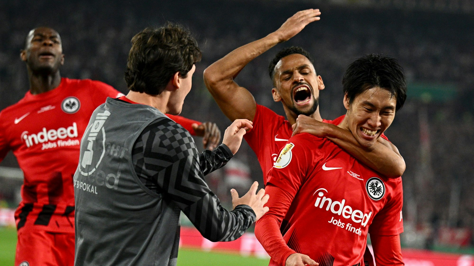 03.05.2023, Baden-Württemberg, Stuttgart: Fußball: DFB-Pokal, VfB Stuttgart - Eintracht Frankfurt, Halbfinale, Mercedes-Benz-Arena. Frankfurts Daichi Kamada (r) bejubelt das Tor zum 2:1 mit Djibril Sow. WICHTIGER HINWEIS: Gemäß den Vorgaben der DFL Deutsche Fußball Liga bzw. des DFB Deutscher Fußball-Bund ist es untersagt, in dem Stadion und/oder vom Spiel angefertigte Fotoaufnahmen in Form von Sequenzbildern und/oder videoähnlichen Fotostrecken zu verwerten bzw. verwerten zu lassen. Foto: Tom Weller/dpa +++ dpa-Bildfunk +++