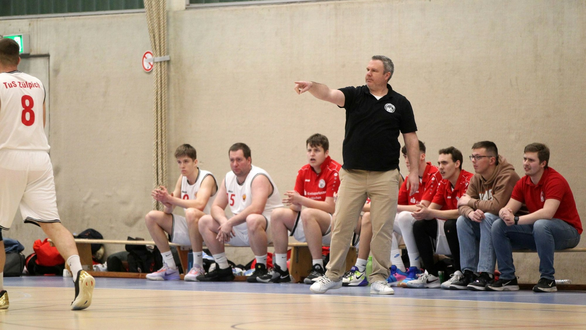 Der Trainer und Spieler der Baketballer von TuS Zülpich.