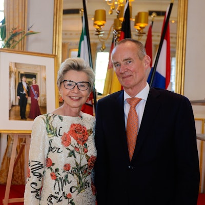 Ronald van Roeden, der niederländische Botschafter in Deutschland, und Honoralkonsulin Rafaela Wilde, im Hintergrund ein Porträt des Königspaares