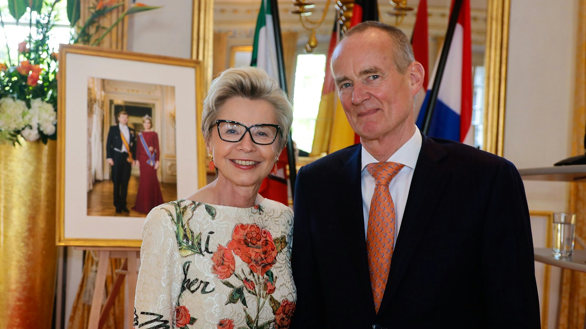 Ronald van Roeden, der niederländische Botschafter in Deutschland, und Honoralkonsulin Rafaela Wilde, im Hintergrund ein Porträt des Königspaares