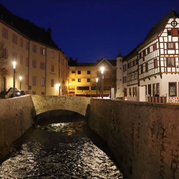 Die Innenstadt von Bad Münstereifel in der blauen Stunde.