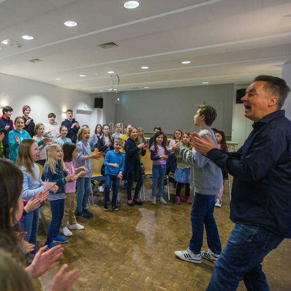 Chorleiter und Kinderchor