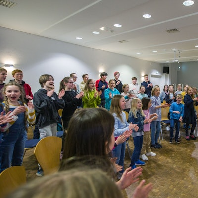 Chorleiter und Kinderchor