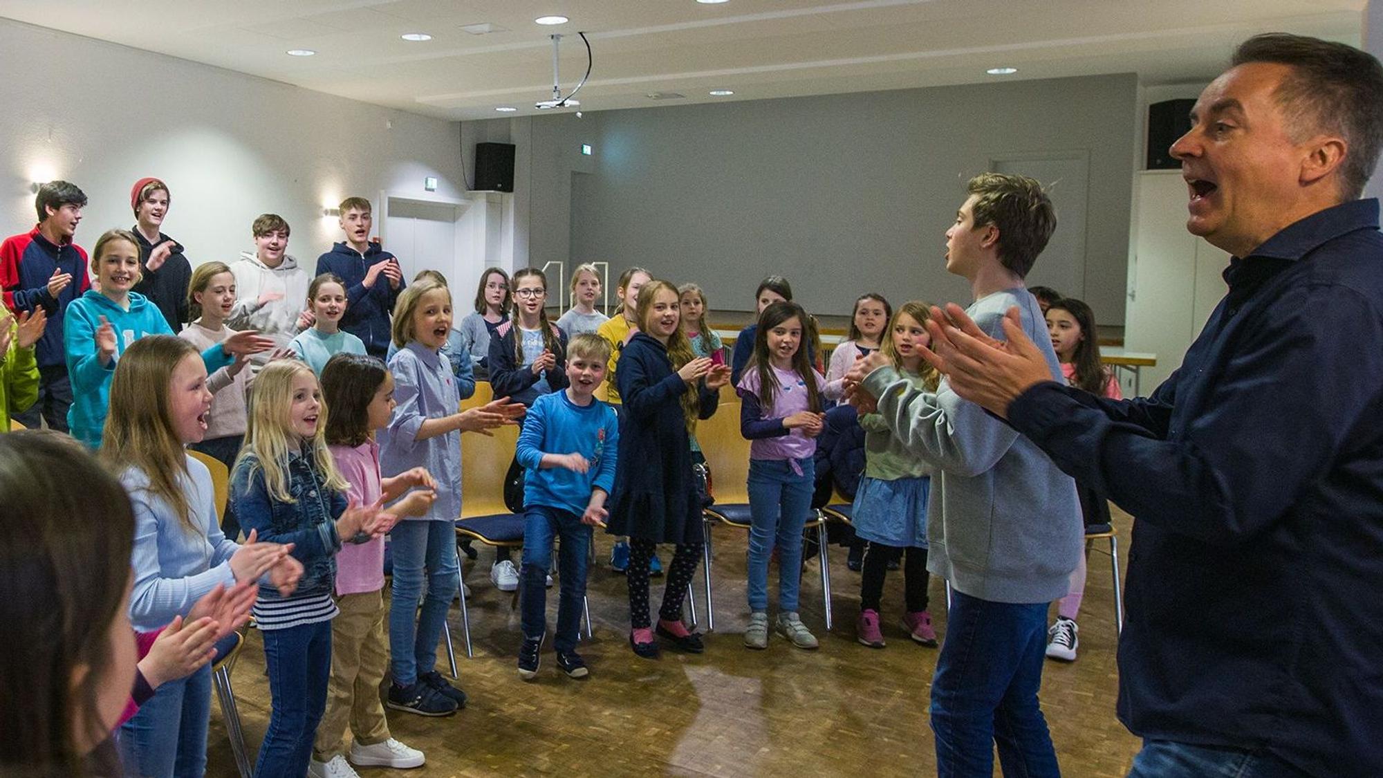 Chorleiter und Kinderchor