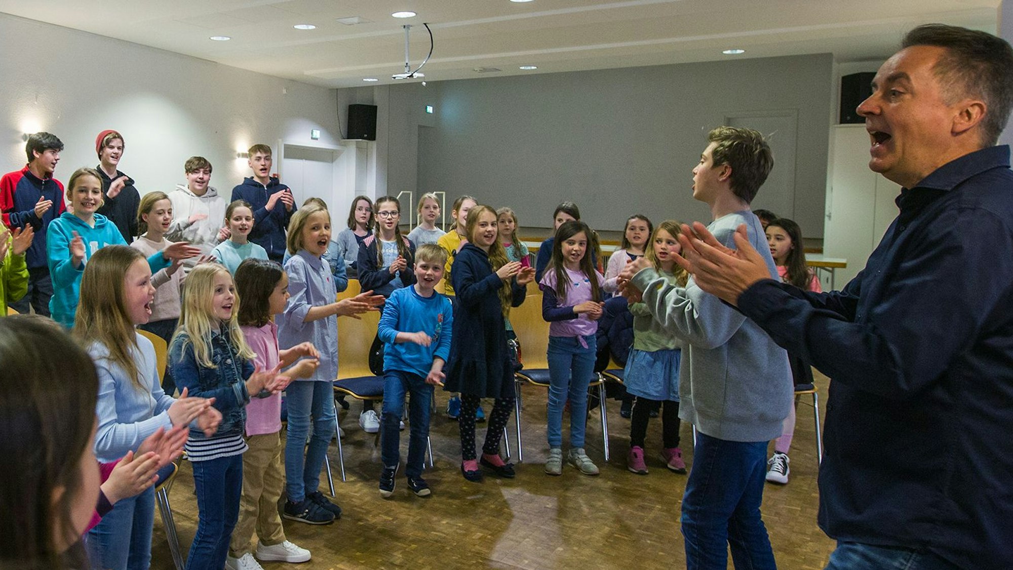 Chorleiter und Kinderchor