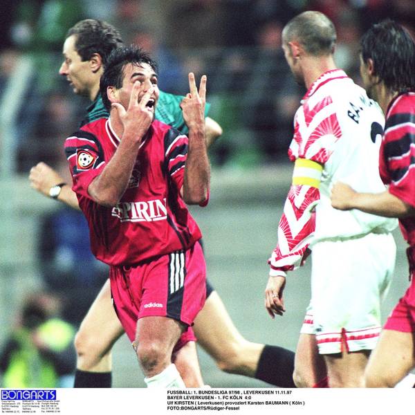 Ein Bild mit Tradition: Bayer-Torjäger Ulf Kirsten verhöhnt Kölns Karsten Baumann.