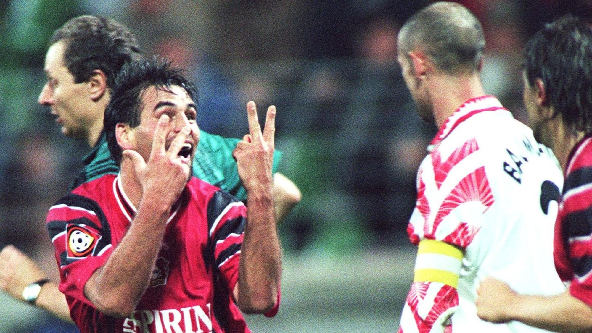 Ein Bild mit Tradition: Bayer-Torjäger Ulf Kirsten verhöhnt Kölns Karsten Baumann.