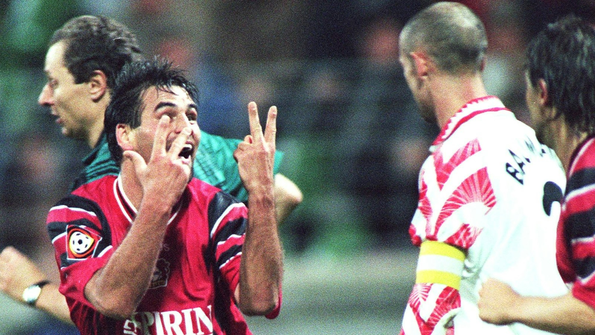 Ein Bild mit Tradition: Bayer-Torjäger Ulf Kirsten verhöhnt Kölns Karsten Baumann.