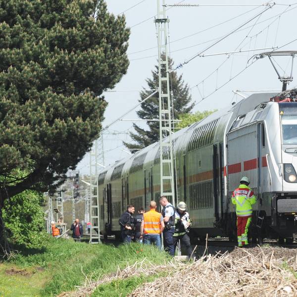 Das Bild zeigt einen stehenden Zug und mehrere Personen vom Rettungsdienst.