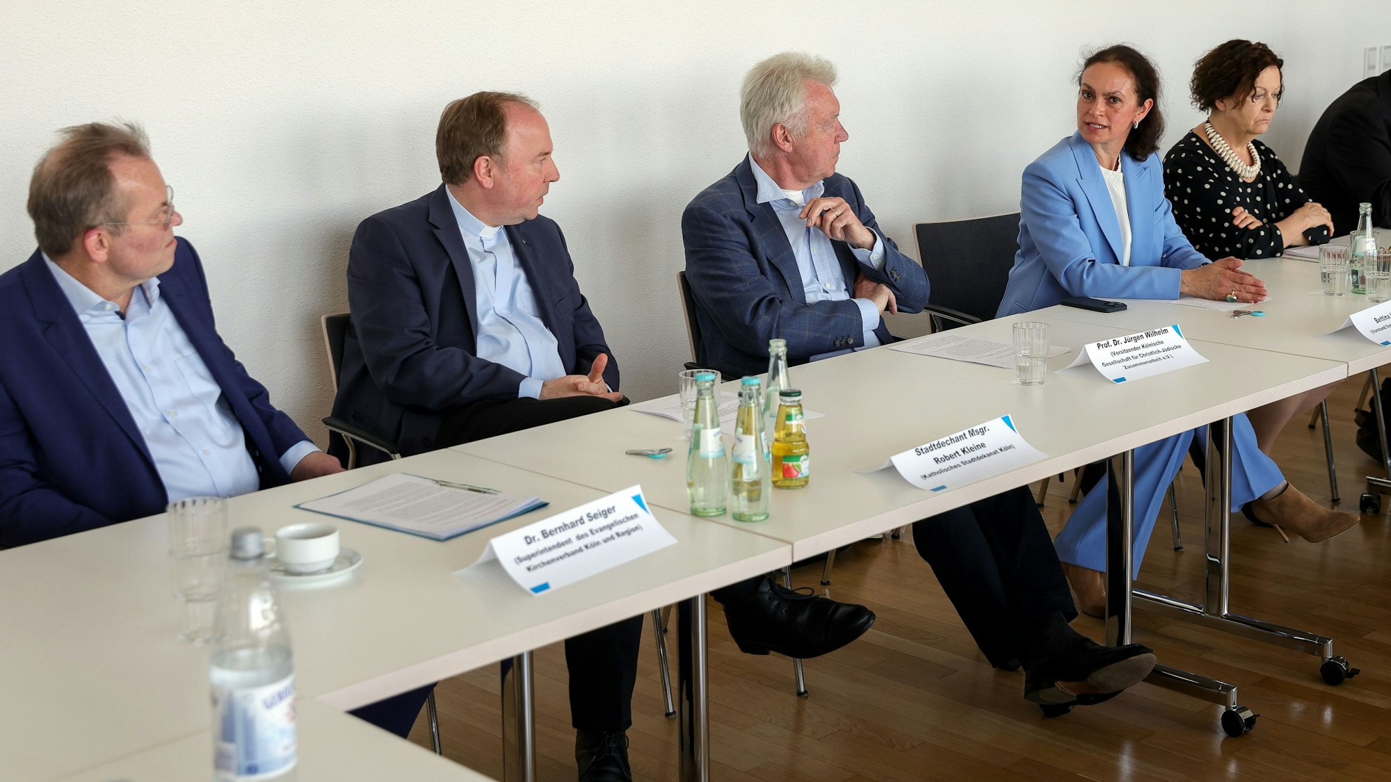 Beteiligte an einem langen Konferenztisch